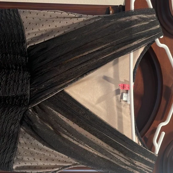 London times dress for the holidays. Size 8 fits those curves well. - Picture 5 of 6